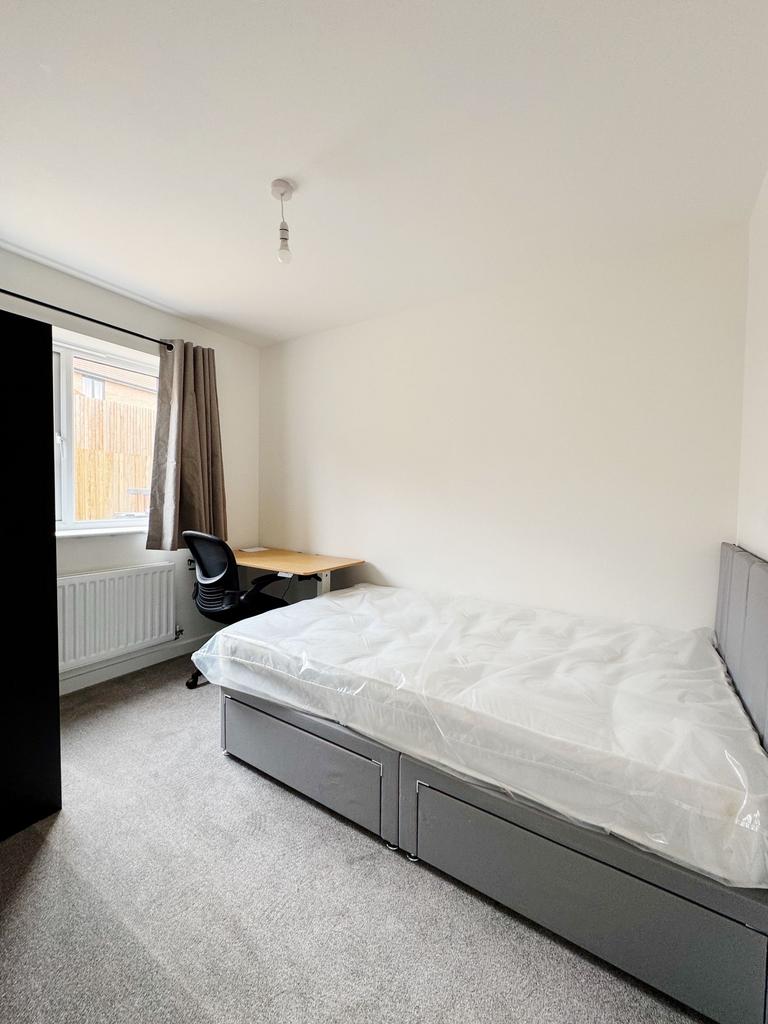 Neat, bright single bedroom with a comfortable ...