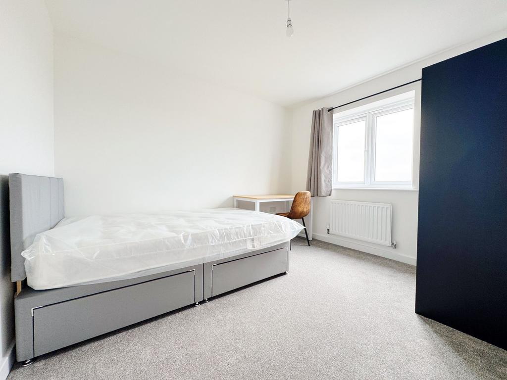 Bright, neatly presented single bedroom with ne...