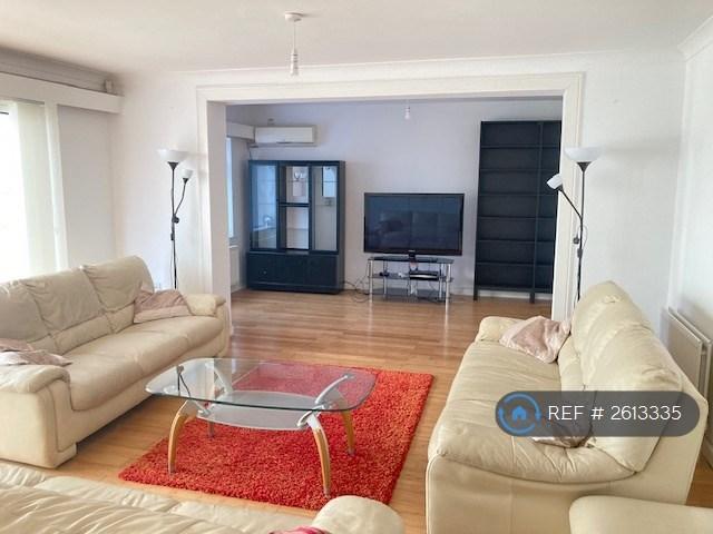Bright Spacious Lounge