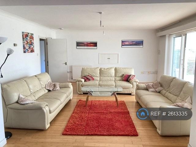 Bright Spacious Lounge