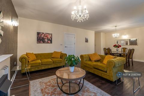 3 bedroom flat to rent, Heathway Court, London, NW3