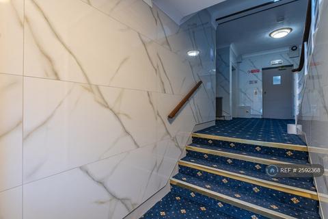 3 bedroom flat to rent, Heathway Court, London, NW3