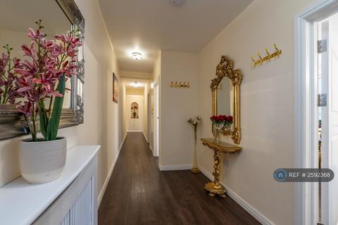 3 bedroom flat to rent, Heathway Court, London, NW3