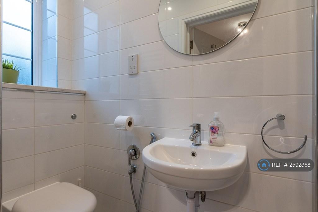 En Suite Shower To Bedroom 3