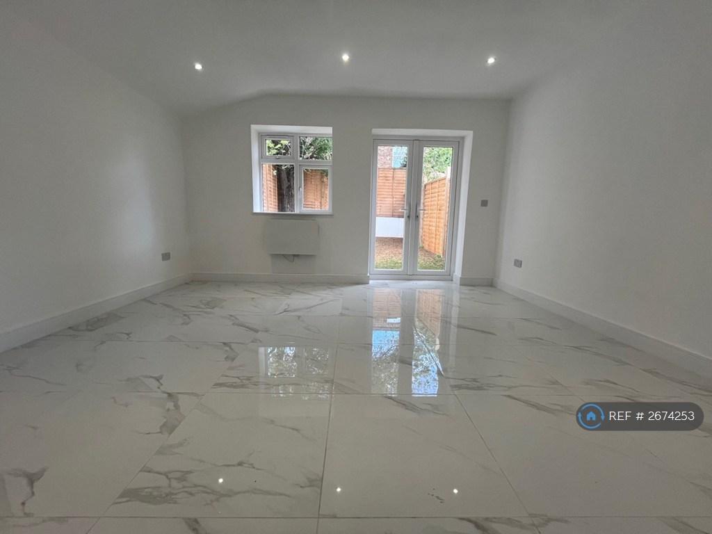 Bedroom Through To The Garden