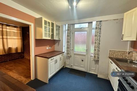 3 bedroom terraced house to rent, Raynville Close, Leeds, LS13