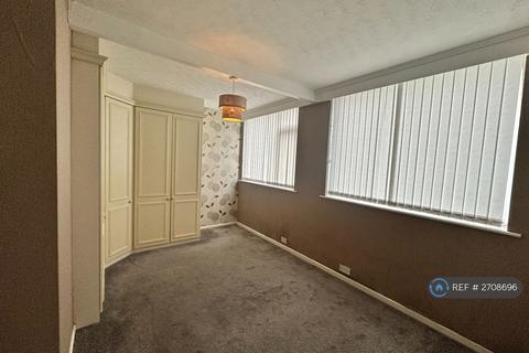 3 bedroom terraced house to rent, Raynville Close, Leeds, LS13