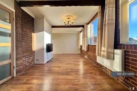 3 bedroom terraced house to rent, Raynville Close, Leeds, LS13