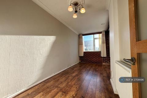 3 bedroom terraced house to rent, Raynville Close, Leeds, LS13