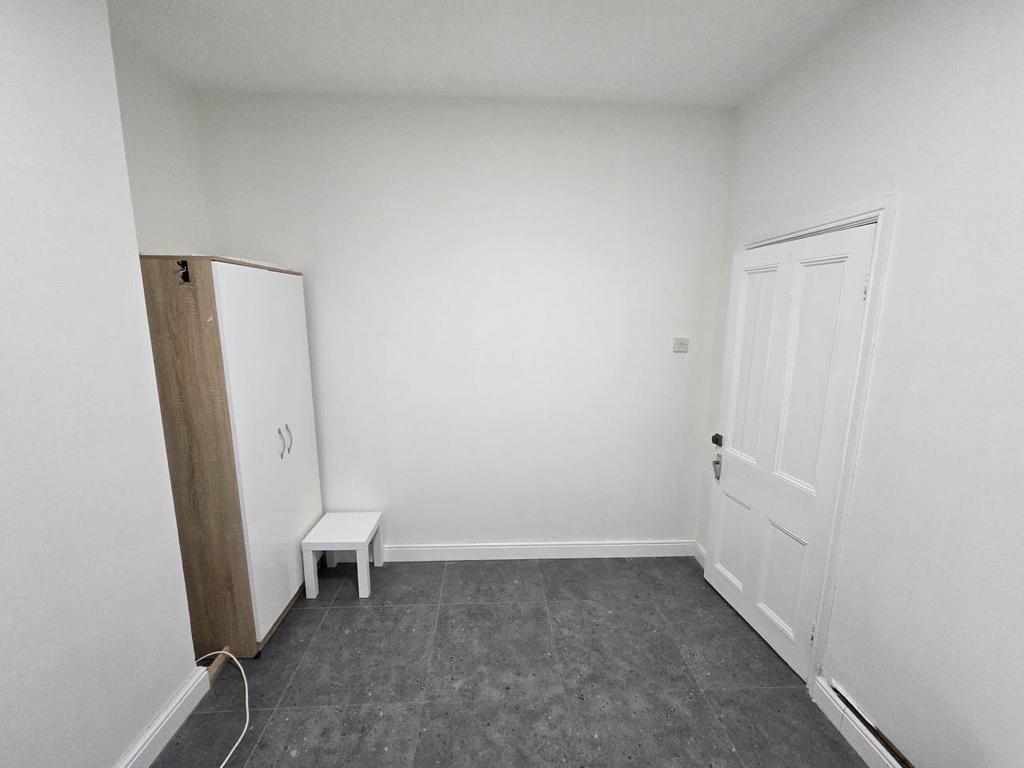 Ground floor middle