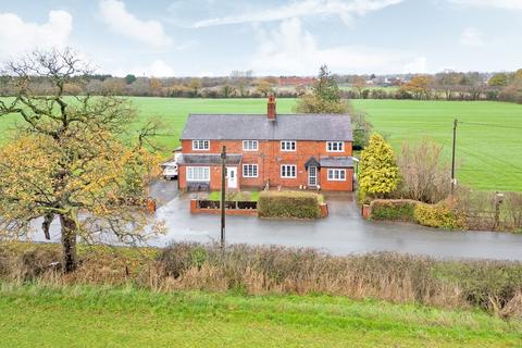 4 bedroom cottage for sale, Aldford Road, Huntington