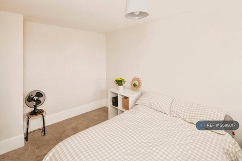 2 bedroom flat to rent, Yelverton Road, London, SW11