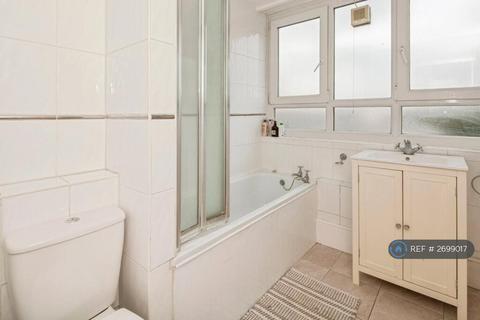 2 bedroom flat to rent, Yelverton Road, London, SW11