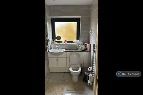 2 bedroom flat to rent, Westside Court, Brent, Wembley, HA9