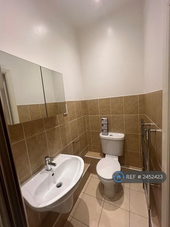 En Suite Bathroom To Master Bedroom