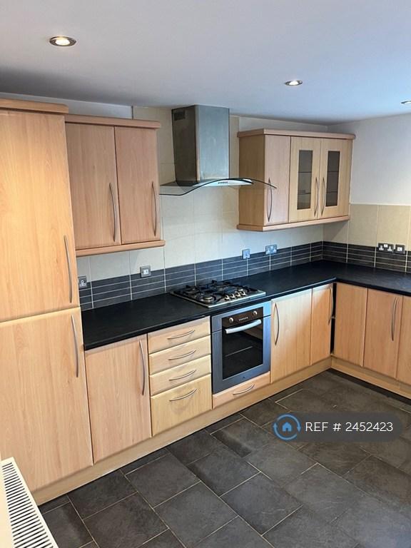 Large Spacious Fully Equipped Kitchen