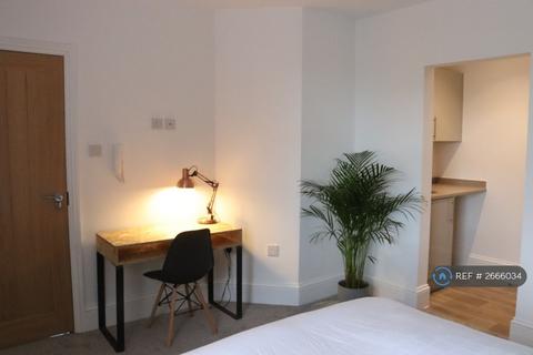 1 bedroom in a house share to rent, Ashley Road, Poole, BH14