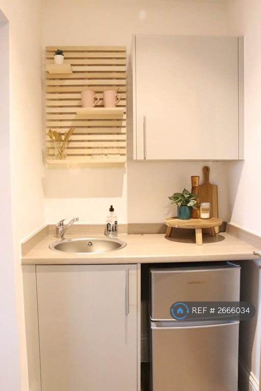 Room 4 - Ensuite + Kitchenette