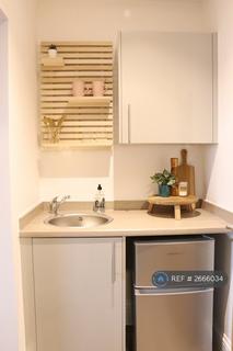 1 bedroom in a house share to rent, Ashley Road, Poole, BH14