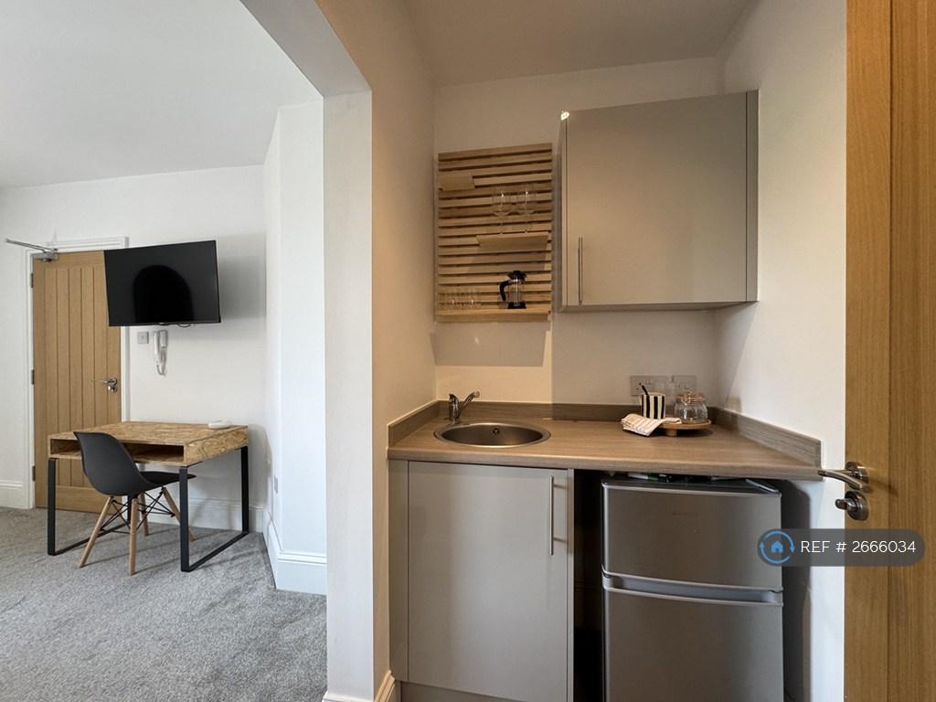 Room 4 - Ensuite + Kitchenette