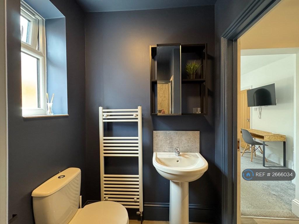 Room 4 - Ensuite + Kitchenette