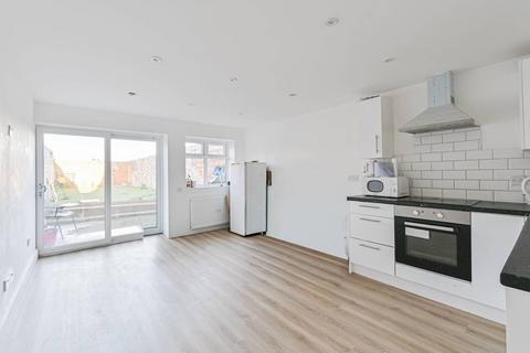 5 bedroom end of terrace house to rent, Bond Road, Mitcham, CR4
