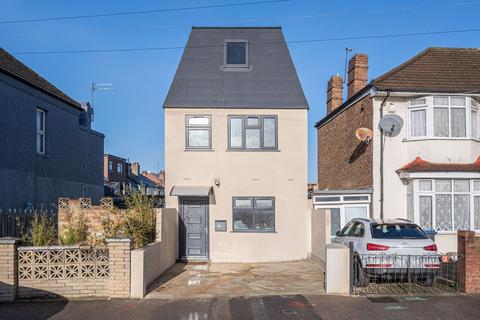 5 bedroom end of terrace house to rent, Bond Road, Mitcham, CR4