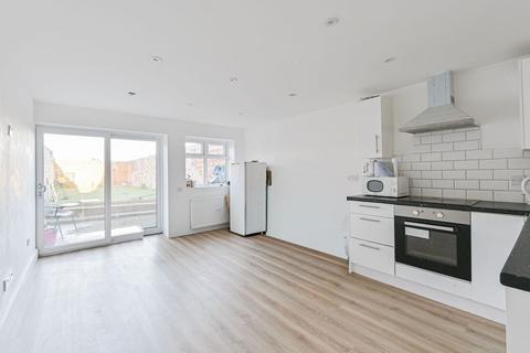 5 bedroom end of terrace house to rent, Bond Road, Mitcham, CR4