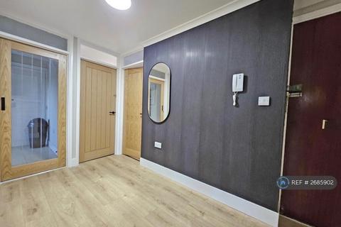 3 bedroom flat to rent, Greenway Court, Ilford, IG1