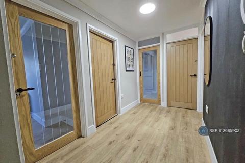 3 bedroom flat to rent, Greenway Court, Ilford, IG1