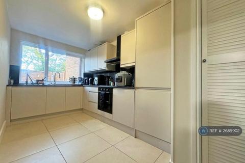 3 bedroom flat to rent, Greenway Court, Ilford, IG1