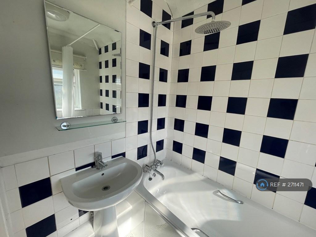 Upstairs Main Bathroom