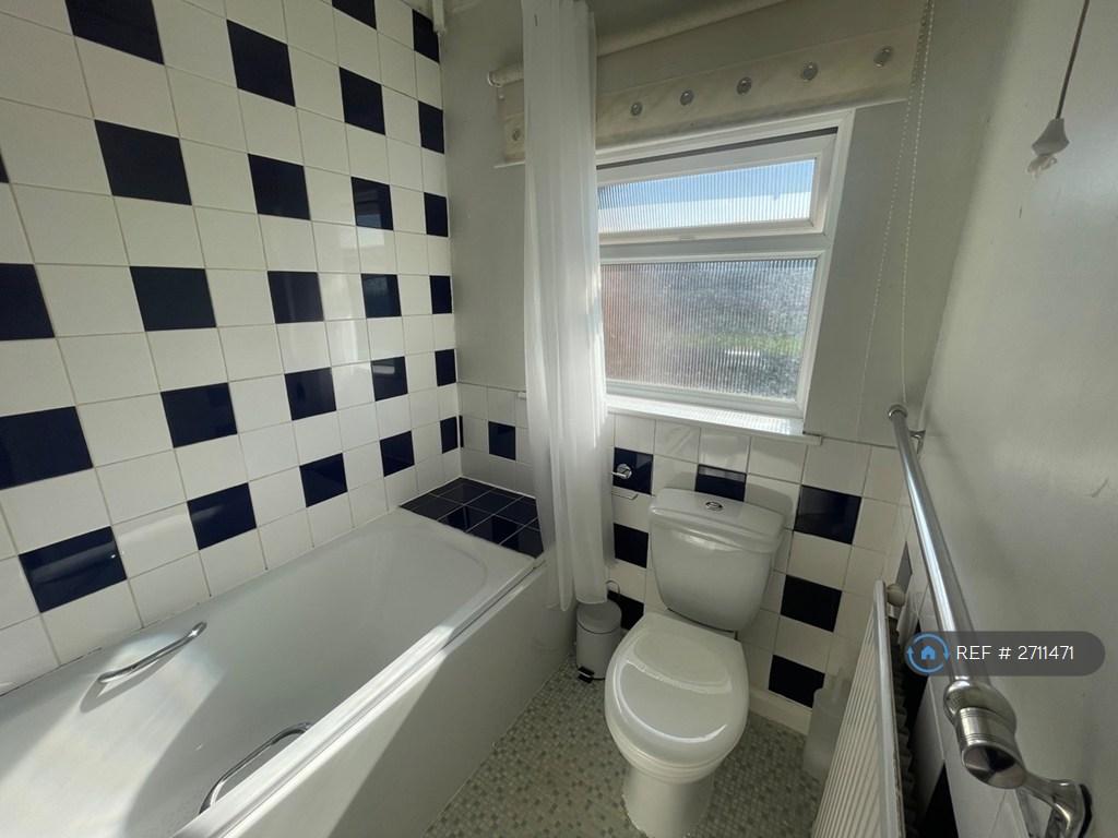 Upstairs Main Bathroom
