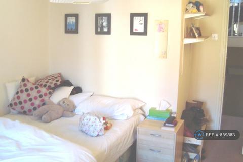2 bedroom flat to rent, Prideaux Road, London, SW9