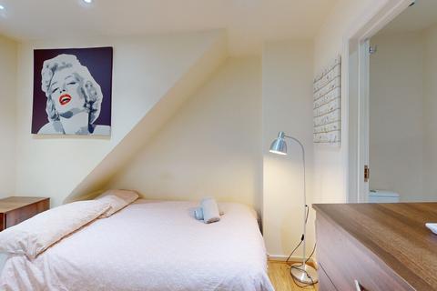 Studio to rent, High Road