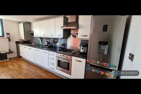 2 bedroom penthouse to rent, Bramley Crescent, London, IG2