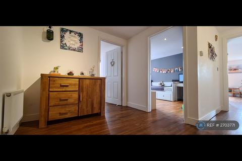 2 bedroom penthouse to rent, Bramley Crescent, London, IG2