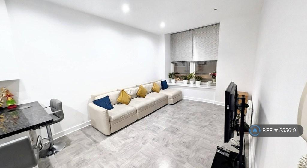 Living Room w/Modular Sofa + 40 Tv