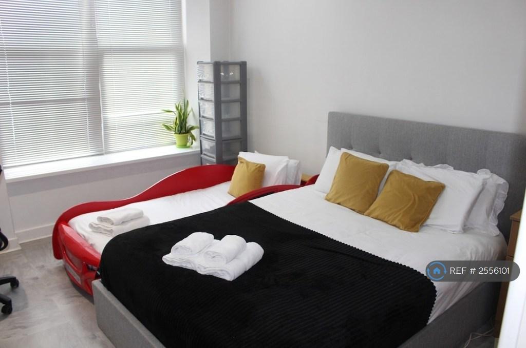 Master Bedroom - 1 w/King Size Bed & Kid's Bed