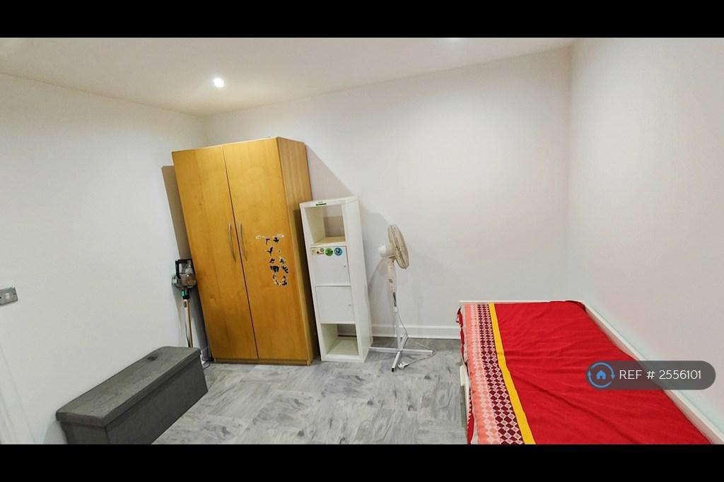 Double Bedroom - 2 w/Wardrobe + Extendable Bed