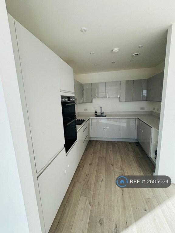 Fully Fitted Modern Kitchen