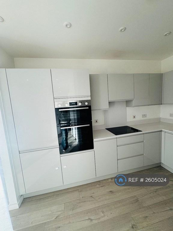 Fully Fitted Modern Kitchen