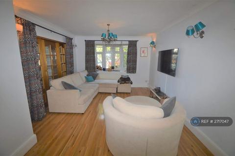 4 bedroom semi-detached house to rent, Ashbourne Avenue, London, E18
