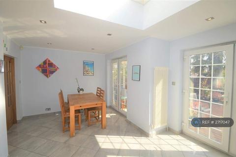 4 bedroom semi-detached house to rent, Ashbourne Avenue, London, E18
