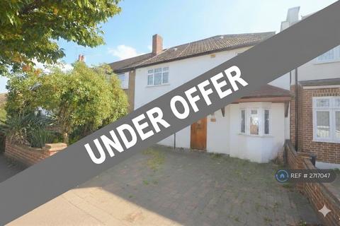4 bedroom semi-detached house to rent, Ashbourne Avenue, London, E18