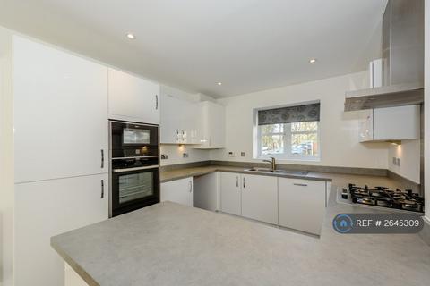 4 bedroom end of terrace house to rent, Aspen Close, Bolton, BL1