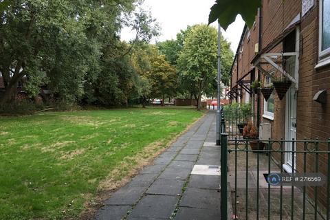 3 bedroom end of terrace house to rent, Holker Close, Manchester, M13