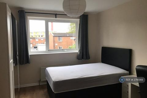 3 bedroom end of terrace house to rent, Holker Close, Manchester, M13
