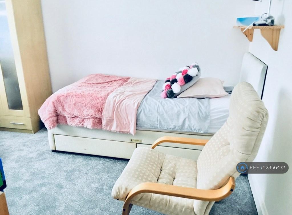 Light Sunny Double Bedrooms