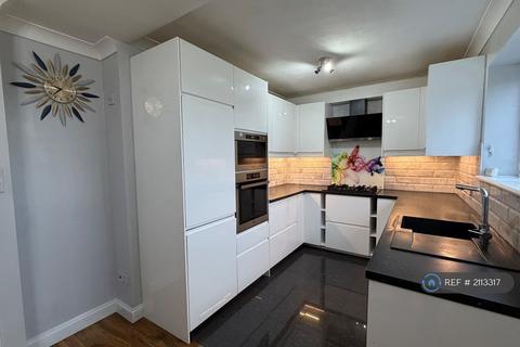 3 bedroom semi-detached house to rent, Chippenham Road, Romford, RM3